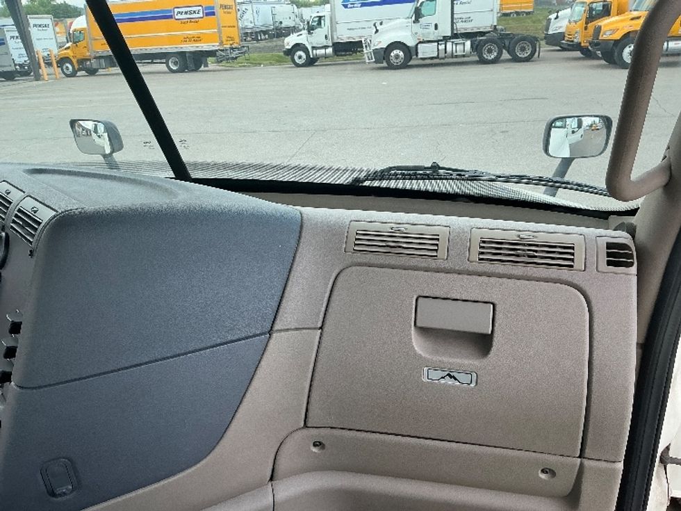 Day Cab Tractor-Heavy Duty Tractors-Freightliner-2018-Cascadia 12564ST-Piqua-OH-479,694\n\t\tmiles-$ 33,750 - Image 13