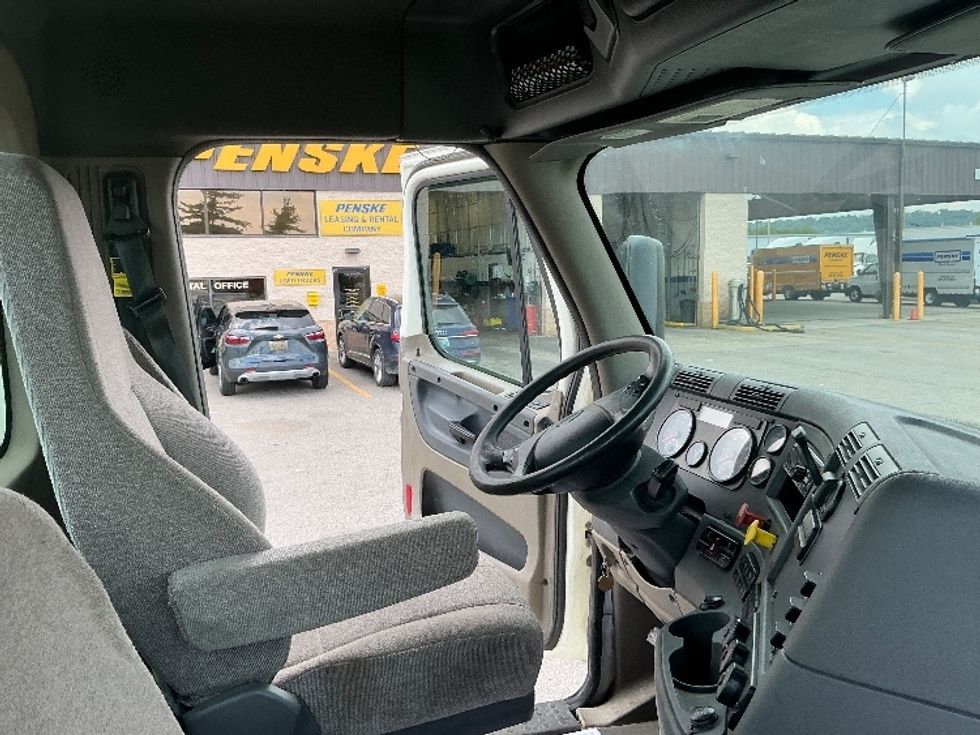 Day Cab Tractor-Heavy Duty Tractors-Freightliner-2018-Cascadia 12564ST-Piqua-OH-479,694\n\t\tmiles-$ 33,750 - Image 14