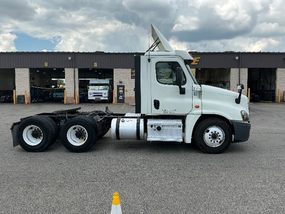 Day Cab Tractor-Heavy Duty Tractors-Freightliner-2018-Cascadia 12564ST-Piqua-OH-479,694\n\t\tmiles-$ 33,750 - Image 8