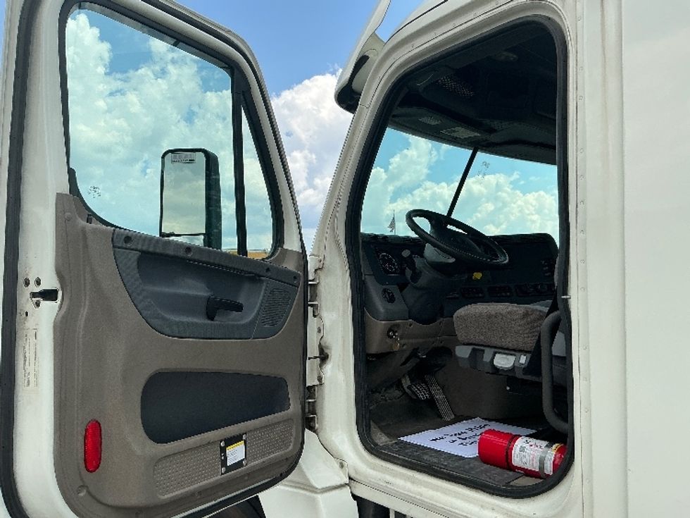 Day Cab Tractor-Heavy Duty Tractors-Freightliner-2018-Cascadia 12564ST-Piqua-OH-479,694\n\t\tmiles-$ 33,750 - Image 9