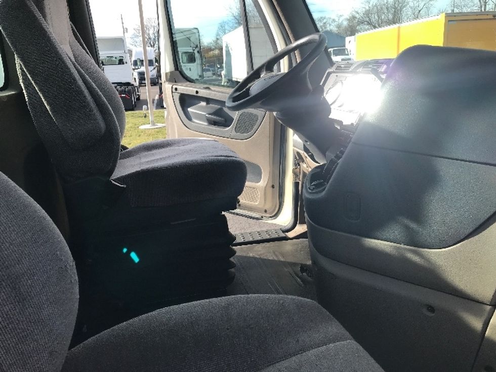 2018 Freightliner Cascadia 125" Sleeper Cab photo 13