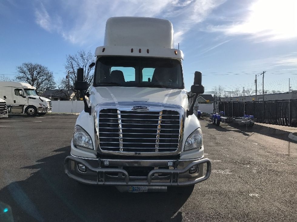 2018 Freightliner Cascadia 125" Sleeper Cab photo 2