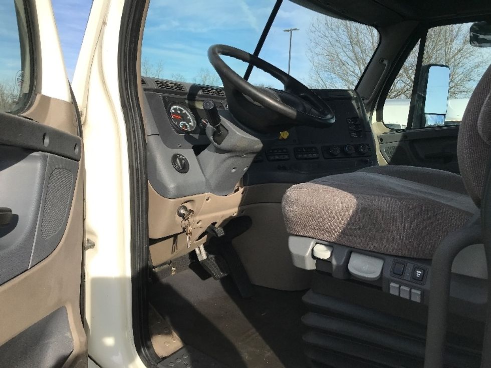 Day Cab Tractor-Heavy Duty Tractors-Freightliner-2018-Cascadia 12564ST-Piqua-OH-498,207\n\t\tmiles-$ 36,250 - Image 9