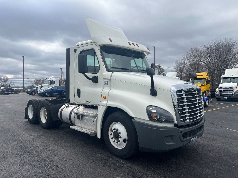 Day Cab Tractor-Heavy Duty Tractors-Freightliner-2018-Cascadia 12564ST-Piqua-OH-501,312\n\t\tmiles-$ 34,250 - Image 1