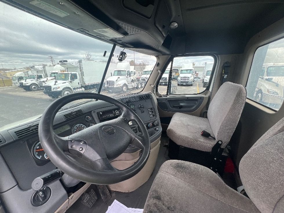 Day Cab Tractor-Heavy Duty Tractors-Freightliner-2018-Cascadia 12564ST-Piqua-OH-501,312\n\t\tmiles-$ 34,250 - Image 10