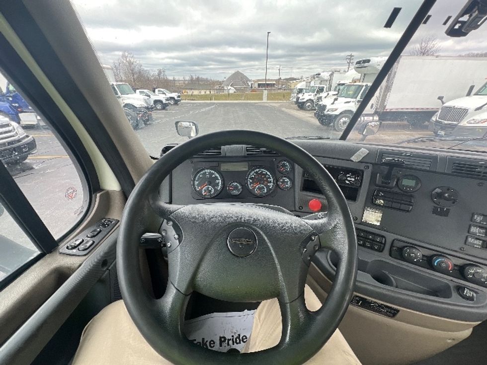 Day Cab Tractor-Heavy Duty Tractors-Freightliner-2018-Cascadia 12564ST-Piqua-OH-501,312\n\t\tmiles-$ 34,250 - Image 11