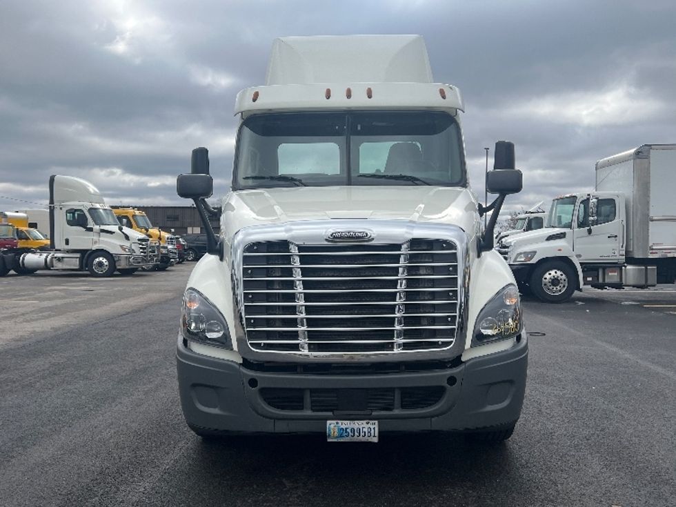 Day Cab Tractor-Heavy Duty Tractors-Freightliner-2018-Cascadia 12564ST-Piqua-OH-501,312\n\t\tmiles-$ 34,250 - Image 2