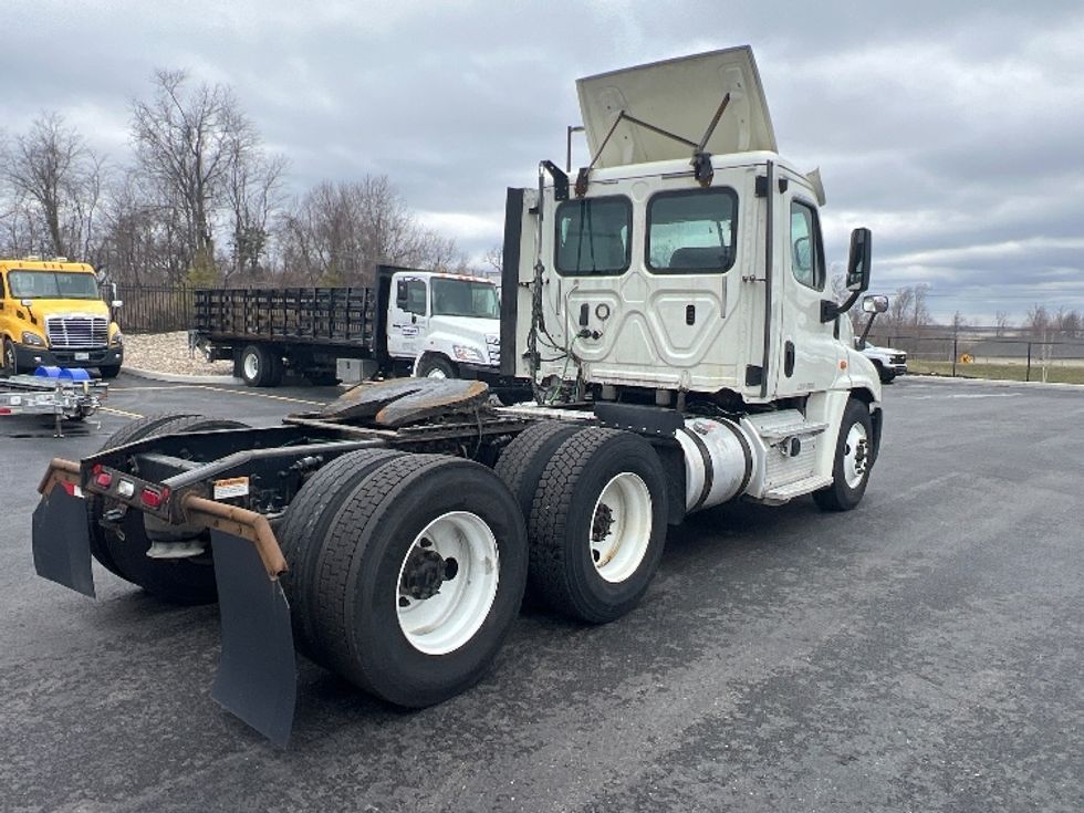 Day Cab Tractor-Heavy Duty Tractors-Freightliner-2018-Cascadia 12564ST-Piqua-OH-501,312\n\t\tmiles-$ 34,250 - Image 7
