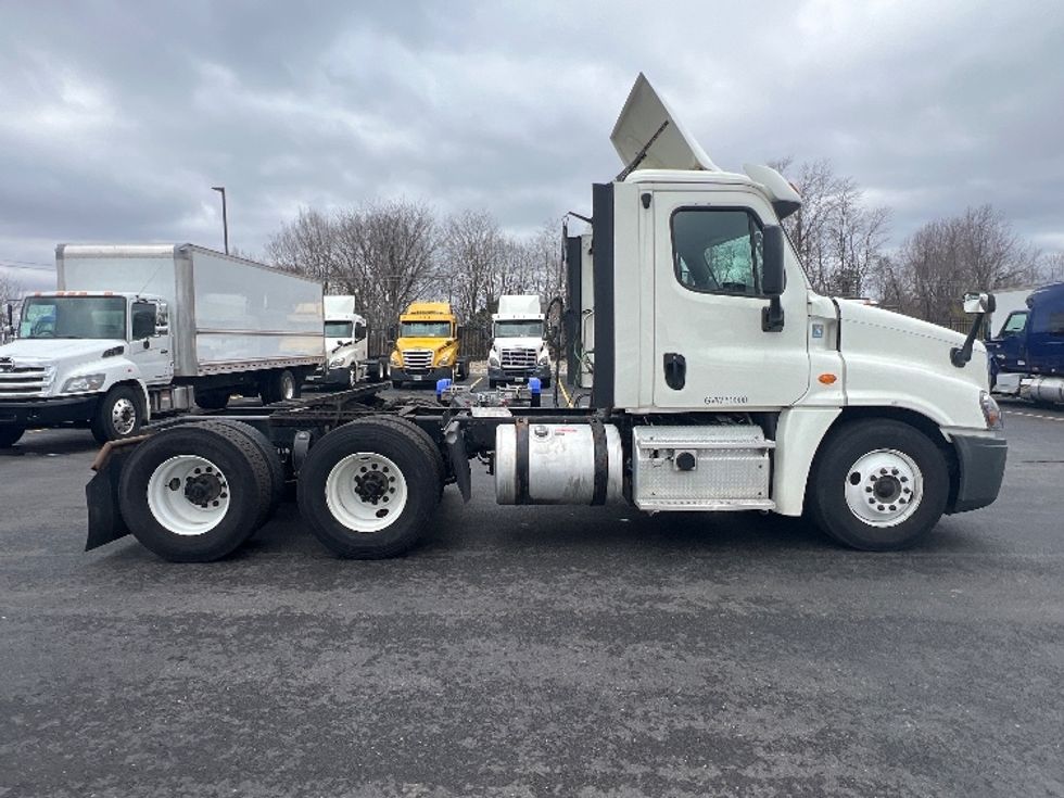 Day Cab Tractor-Heavy Duty Tractors-Freightliner-2018-Cascadia 12564ST-Piqua-OH-501,312\n\t\tmiles-$ 34,250 - Image 8