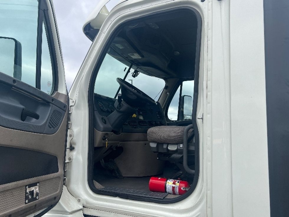 Day Cab Tractor-Heavy Duty Tractors-Freightliner-2018-Cascadia 12564ST-Piqua-OH-501,312\n\t\tmiles-$ 34,250 - Image 9