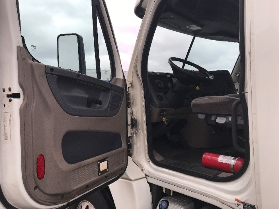 Day Cab Tractor-Heavy Duty Tractors-Freightliner-2018-Cascadia 12564ST-Piqua-OH-506,755\n\t\tmiles-$ 37,500 - Image 9