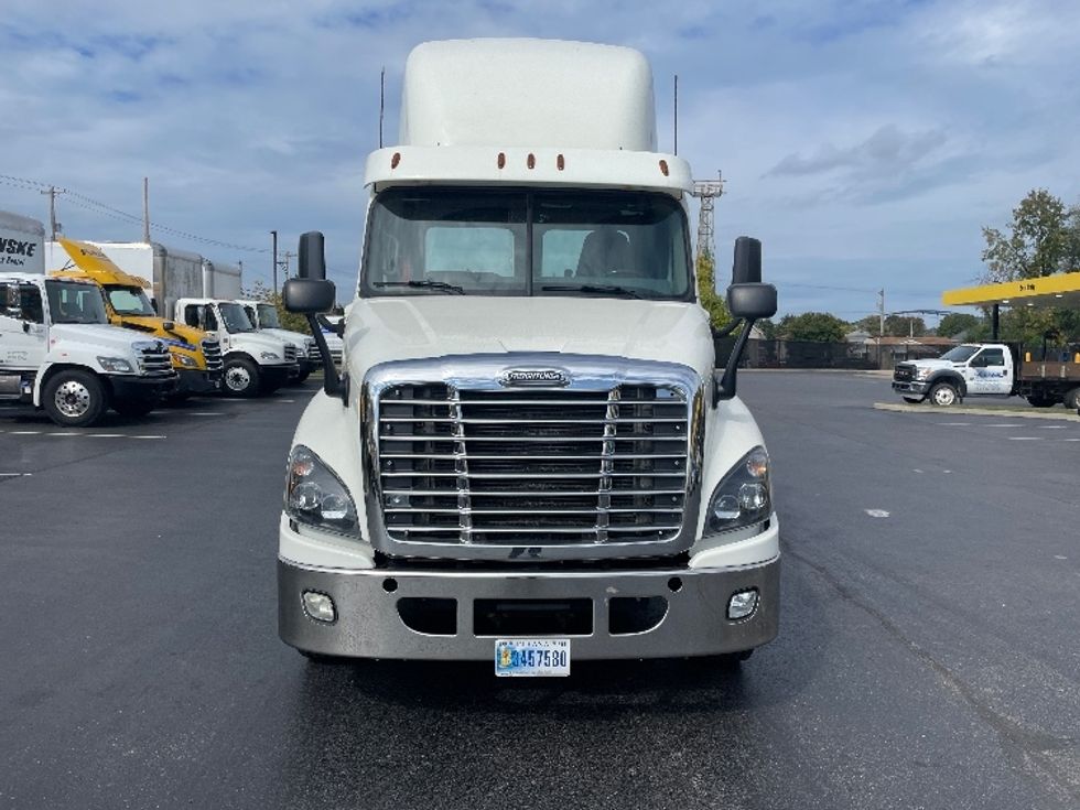 Day Cab Tractor-Heavy Duty Tractors-Freightliner-2018-Cascadia 12564ST-Pittsburgh-PA-402,043\n\t\tmiles-$ 42,000 - Image 2