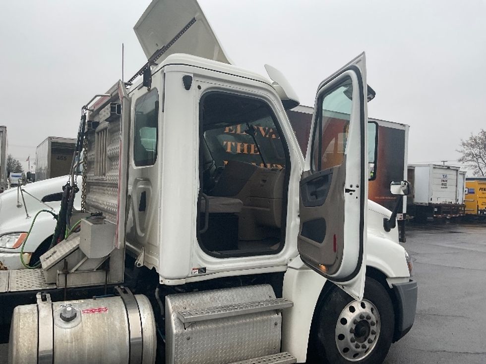 Day Cab Tractor-Heavy Duty Tractors-Freightliner-2018-Cascadia 12564ST-Plymouth-MI-223,420\n\t\tmiles-$ 42,000 - Image 12