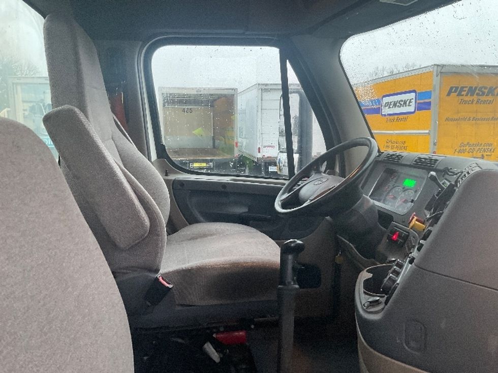 Day Cab Tractor-Heavy Duty Tractors-Freightliner-2018-Cascadia 12564ST-Plymouth-MI-223,420\n\t\tmiles-$ 42,000 - Image 14