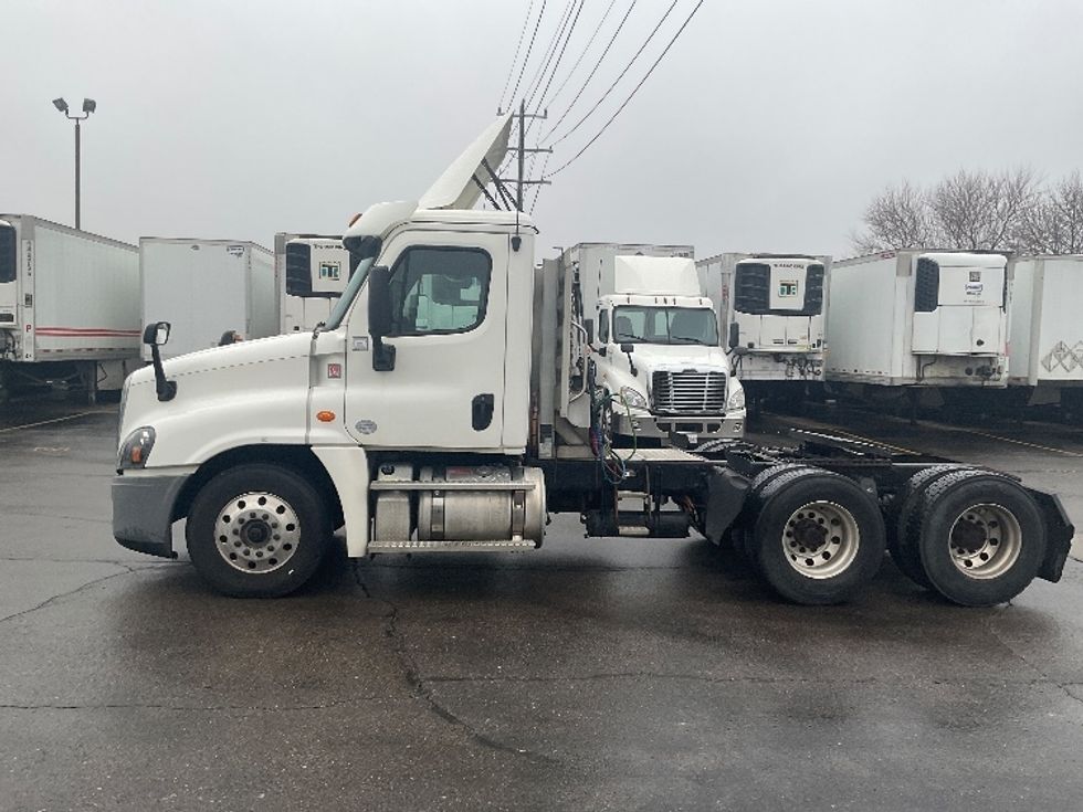 Day Cab Tractor-Heavy Duty Tractors-Freightliner-2018-Cascadia 12564ST-Plymouth-MI-223,420\n\t\tmiles-$ 42,000 - Image 4