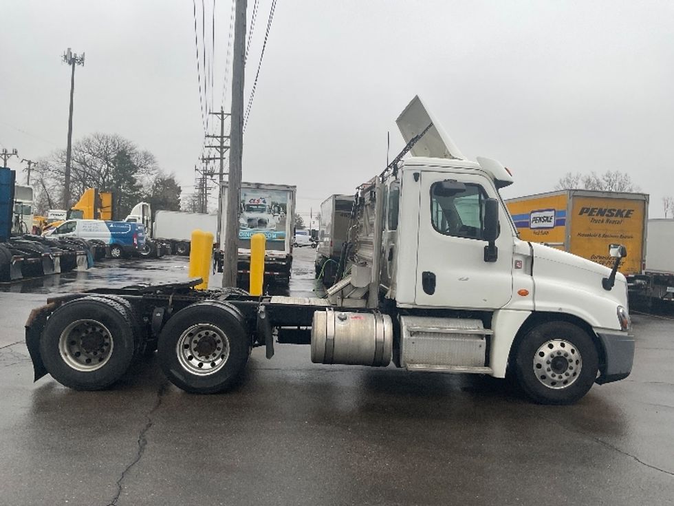 Day Cab Tractor-Heavy Duty Tractors-Freightliner-2018-Cascadia 12564ST-Plymouth-MI-223,420\n\t\tmiles-$ 42,000 - Image 8
