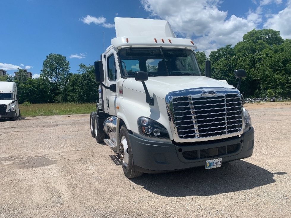 Day Cab Tractor-Heavy Duty Tractors-Freightliner-2018-Cascadia 12564ST-Poplar Bluff-MO-386,722\n\t\tmiles-$ 47,750 - Image 1