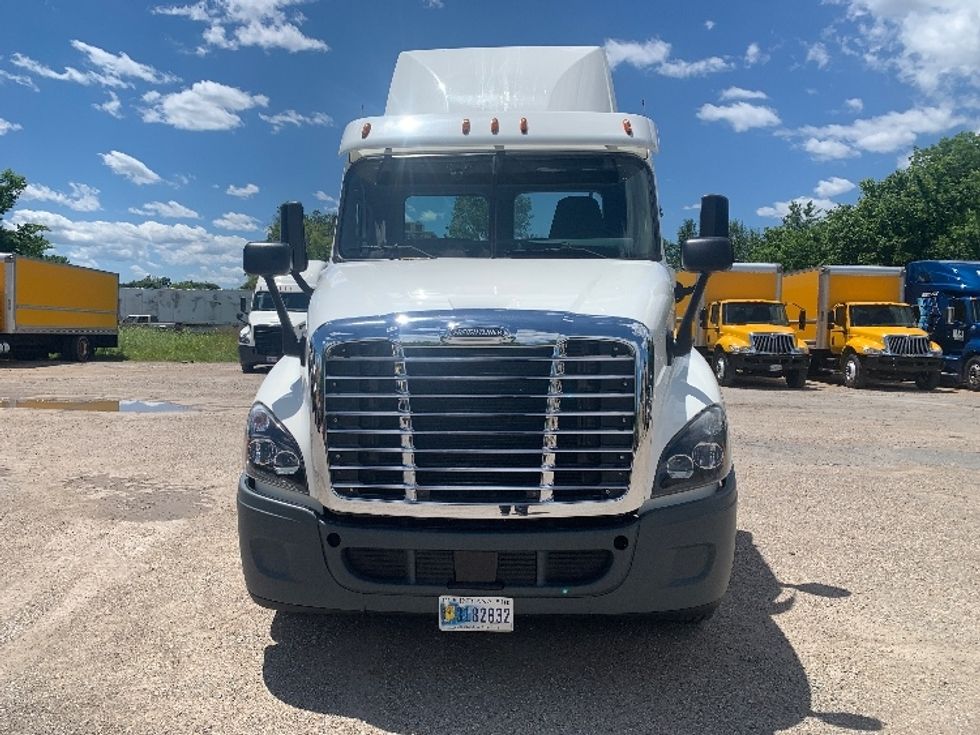 Day Cab Tractor-Heavy Duty Tractors-Freightliner-2018-Cascadia 12564ST-Poplar Bluff-MO-386,722\n\t\tmiles-$ 47,750 - Image 2