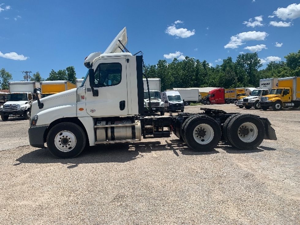 Day Cab Tractor-Heavy Duty Tractors-Freightliner-2018-Cascadia 12564ST-Poplar Bluff-MO-386,722\n\t\tmiles-$ 47,750 - Image 4