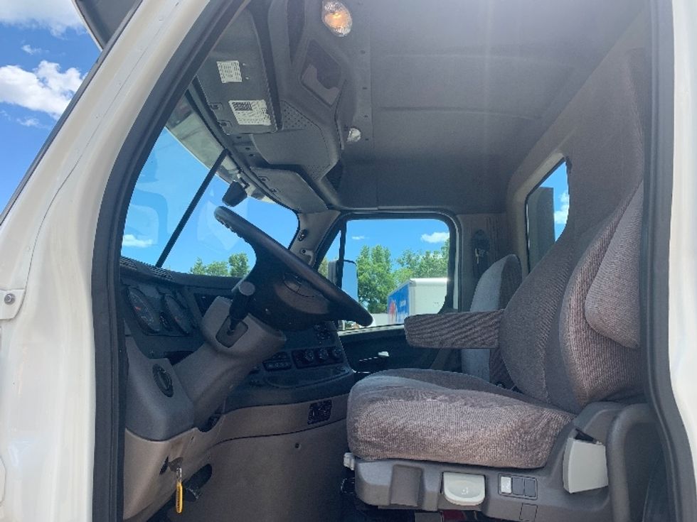 Day Cab Tractor-Heavy Duty Tractors-Freightliner-2018-Cascadia 12564ST-Poplar Bluff-MO-386,722\n\t\tmiles-$ 47,750 - Image 9
