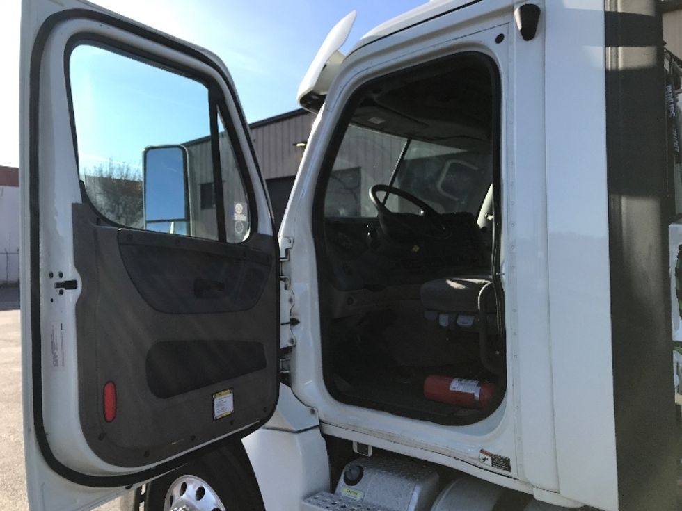 Day Cab Tractor-Heavy Duty Tractors-Freightliner-2018-Cascadia 12564ST-Portland-OR-427,415\n\t\tmiles-$ 40,250 - Image 9