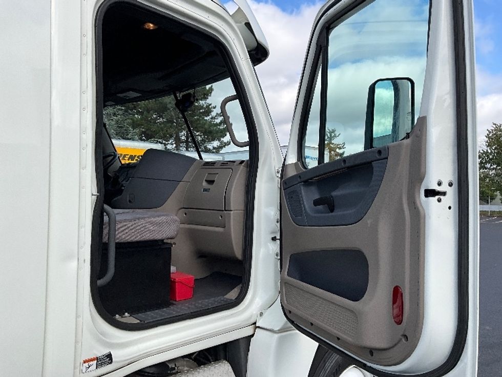 Day Cab Tractor-Heavy Duty Tractors-Freightliner-2018-Cascadia 12564ST-Portland-OR-429,624\n\t\tmiles-$ 37,750 - Image 12