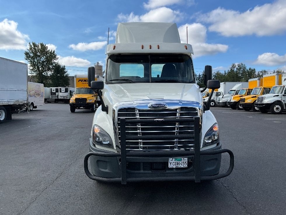 Day Cab Tractor-Heavy Duty Tractors-Freightliner-2018-Cascadia 12564ST-Portland-OR-429,624\n\t\tmiles-$ 37,750 - Image 2