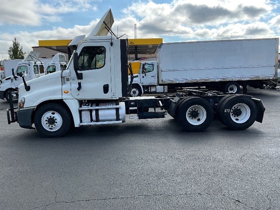 Day Cab Tractor-Heavy Duty Tractors-Freightliner-2018-Cascadia 12564ST-Portland-OR-429,624\n\t\tmiles-$ 37,750 - Image 4