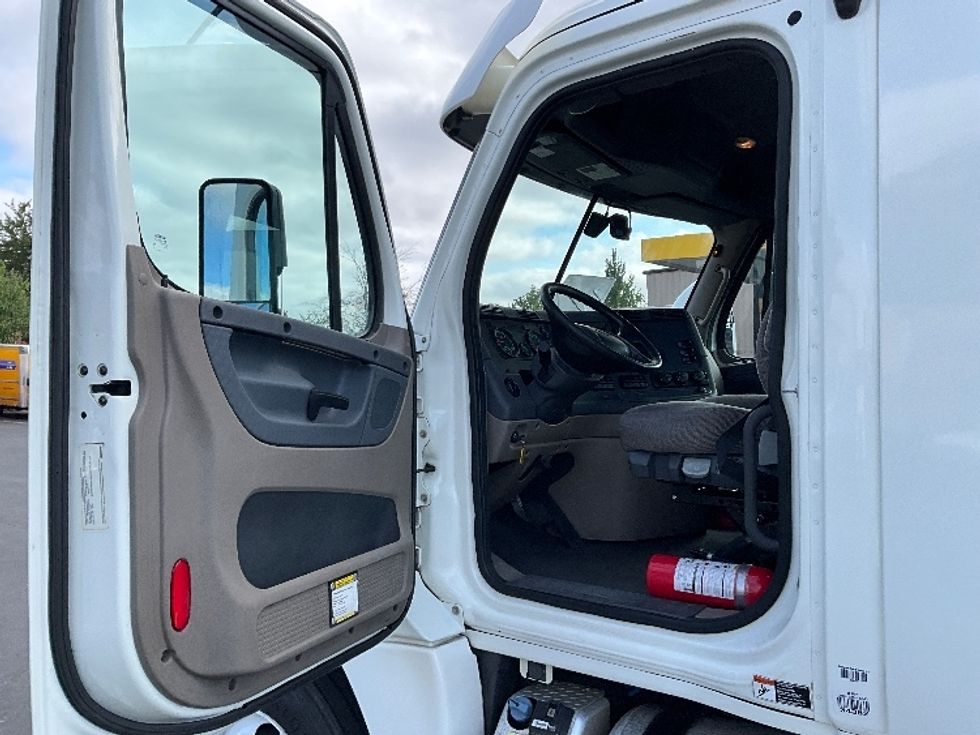 Day Cab Tractor-Heavy Duty Tractors-Freightliner-2018-Cascadia 12564ST-Portland-OR-429,624\n\t\tmiles-$ 37,750 - Image 9