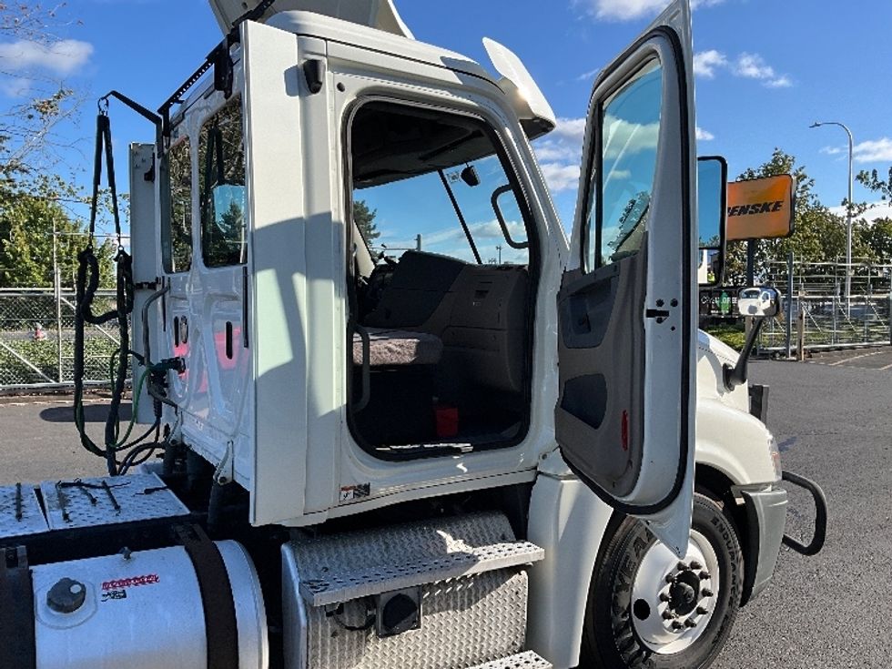 Day Cab Tractor-Heavy Duty Tractors-Freightliner-2018-Cascadia 12564ST-Portland-OR-468,029\n\t\tmiles-$ 33,750 - Image 12