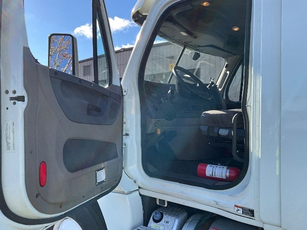 Day Cab Tractor-Heavy Duty Tractors-Freightliner-2018-Cascadia 12564ST-Portland-OR-468,029\n\t\tmiles-$ 33,750 - Image 9