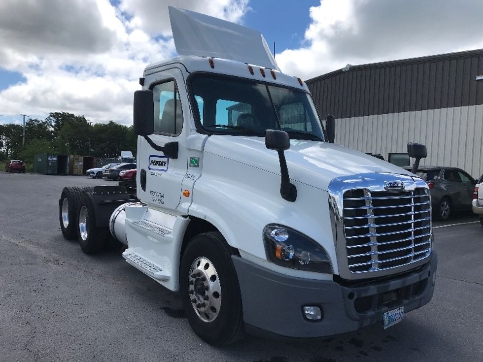 Day Cab Tractor-Heavy Duty Tractors-Freightliner-2018-Cascadia 12564ST-Pottsville-PA-359,523\n\t\tmiles-$ 37,750 - Image 1