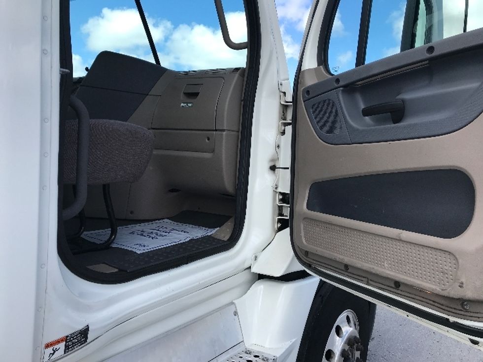 Day Cab Tractor-Heavy Duty Tractors-Freightliner-2018-Cascadia 12564ST-Pottsville-PA-359,523\n\t\tmiles-$ 37,750 - Image 12