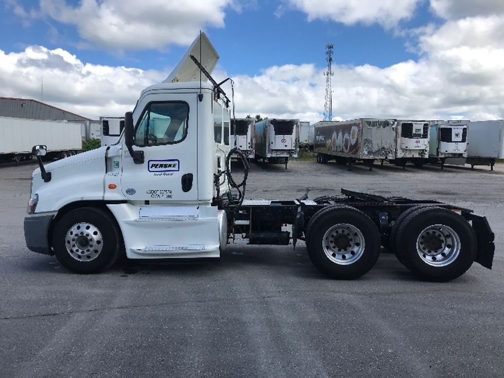 Day Cab Tractor-Heavy Duty Tractors-Freightliner-2018-Cascadia 12564ST-Pottsville-PA-359,523\n\t\tmiles-$ 37,750 - Image 4