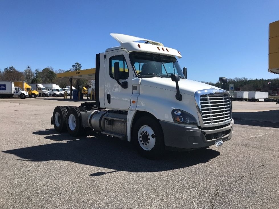 Day Cab Tractor-Heavy Duty Tractors-Freightliner-2018-Cascadia 12564ST-Prince George-VA-335,290\n\t\tmiles-$ 35,250 - Image 1