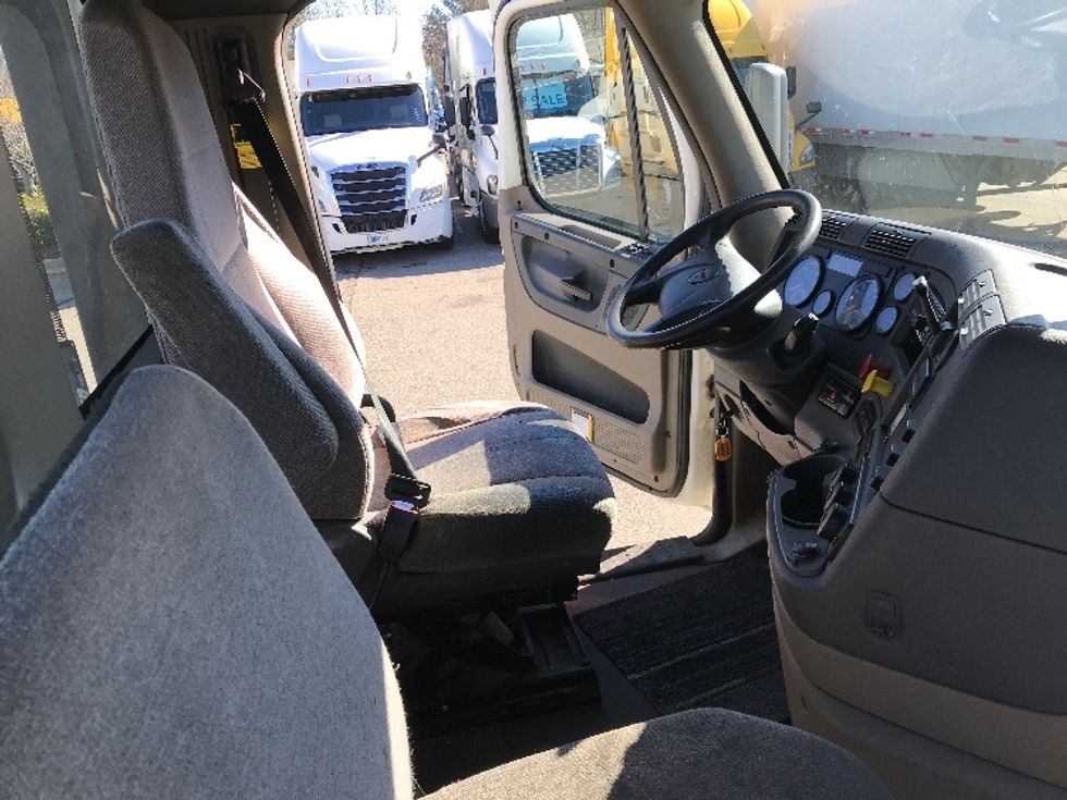 Day Cab Tractor-Heavy Duty Tractors-Freightliner-2018-Cascadia 12564ST-Prince George-VA-335,290\n\t\tmiles-$ 35,250 - Image 14