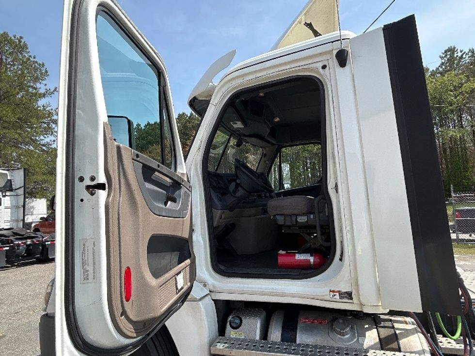 Day Cab Tractor-Heavy Duty Tractors-Freightliner-2018-Cascadia 12564ST-Prince George-VA-345,132\n\t\tmiles-$ 41,750 - Image 9