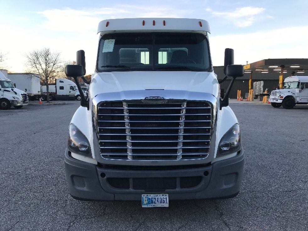 Day Cab Tractor-Heavy Duty Tractors-Freightliner-2018-Cascadia 12564ST-Prince George-VA-422,909\n\t\tmiles-$ 38,250 - Image 2