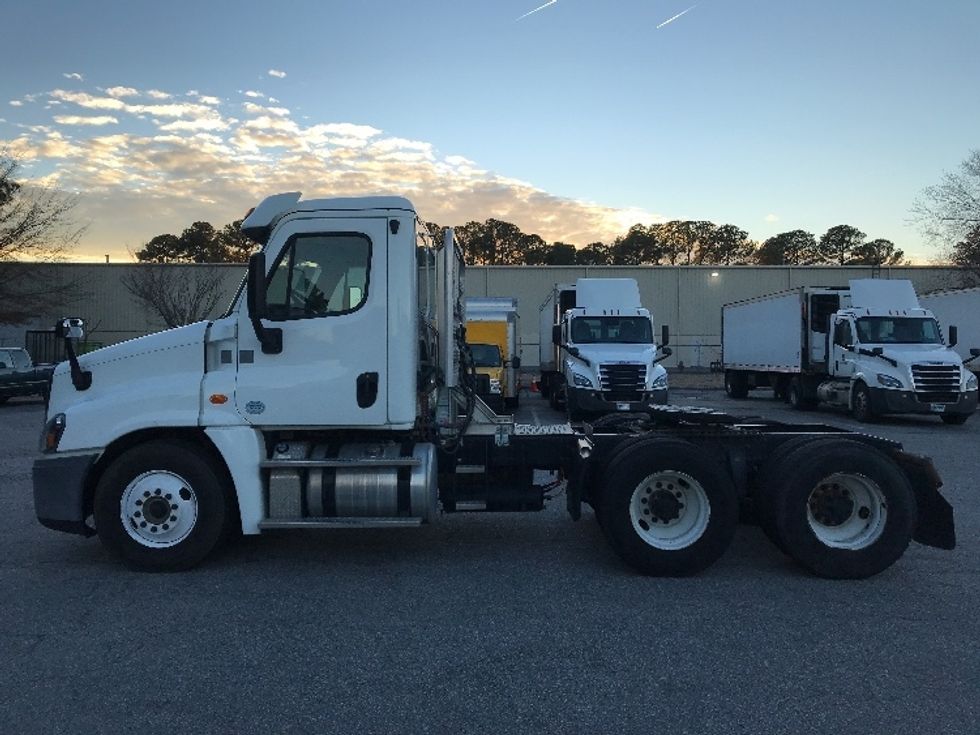 Day Cab Tractor-Heavy Duty Tractors-Freightliner-2018-Cascadia 12564ST-Prince George-VA-422,909\n\t\tmiles-$ 38,250 - Image 4