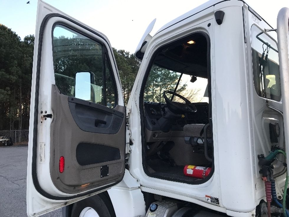 Day Cab Tractor-Heavy Duty Tractors-Freightliner-2018-Cascadia 12564ST-Prince George-VA-422,909\n\t\tmiles-$ 38,250 - Image 9
