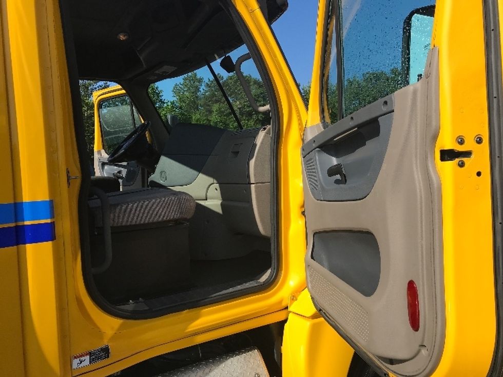 Day Cab Tractor-Heavy Duty Tractors-Freightliner-2018-Cascadia 12564ST-Reading-PA-316,712\n\t\tmiles-$ 38,250 - Image 12