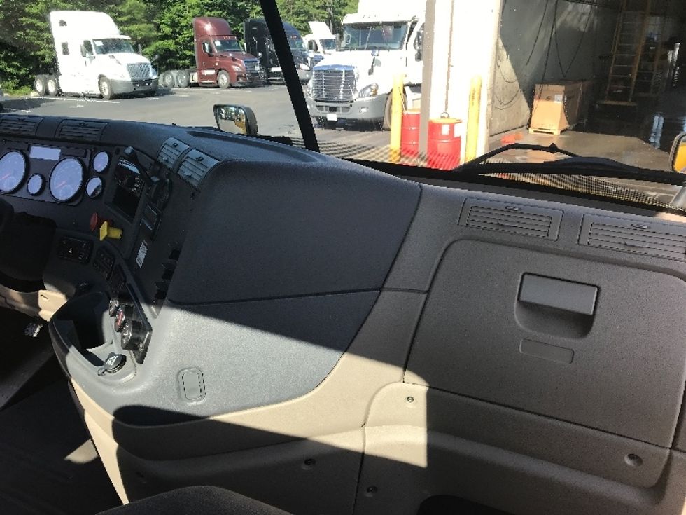 Day Cab Tractor-Heavy Duty Tractors-Freightliner-2018-Cascadia 12564ST-Reading-PA-316,712\n\t\tmiles-$ 38,250 - Image 13