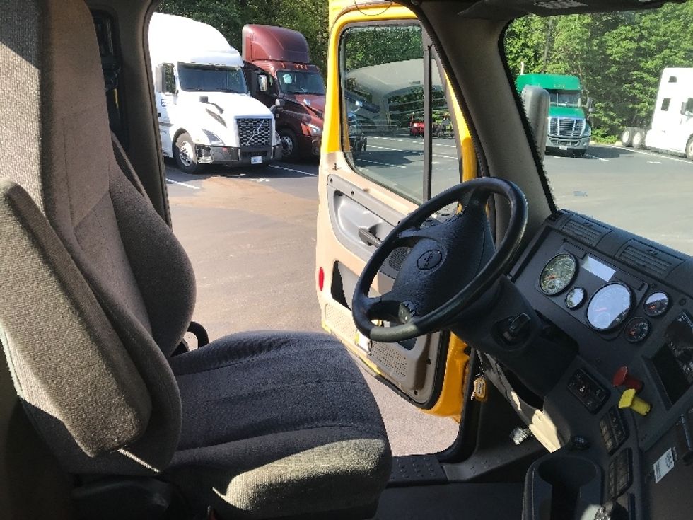 Day Cab Tractor-Heavy Duty Tractors-Freightliner-2018-Cascadia 12564ST-Reading-PA-316,712\n\t\tmiles-$ 38,250 - Image 14