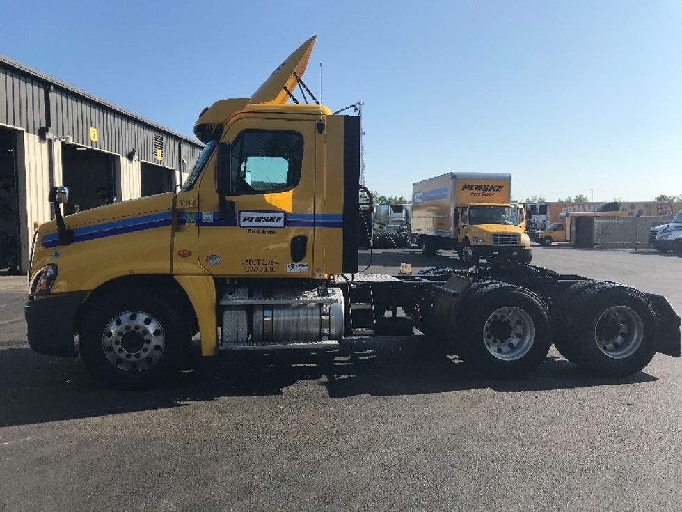 Day Cab Tractor-Heavy Duty Tractors-Freightliner-2018-Cascadia 12564ST-Reading-PA-316,712\n\t\tmiles-$ 38,250 - Image 4