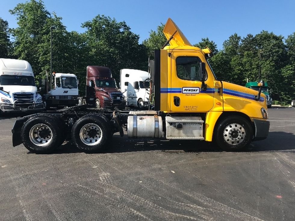 Day Cab Tractor-Heavy Duty Tractors-Freightliner-2018-Cascadia 12564ST-Reading-PA-316,712\n\t\tmiles-$ 38,250 - Image 8