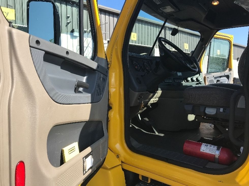 Day Cab Tractor-Heavy Duty Tractors-Freightliner-2018-Cascadia 12564ST-Reading-PA-316,712\n\t\tmiles-$ 38,250 - Image 9