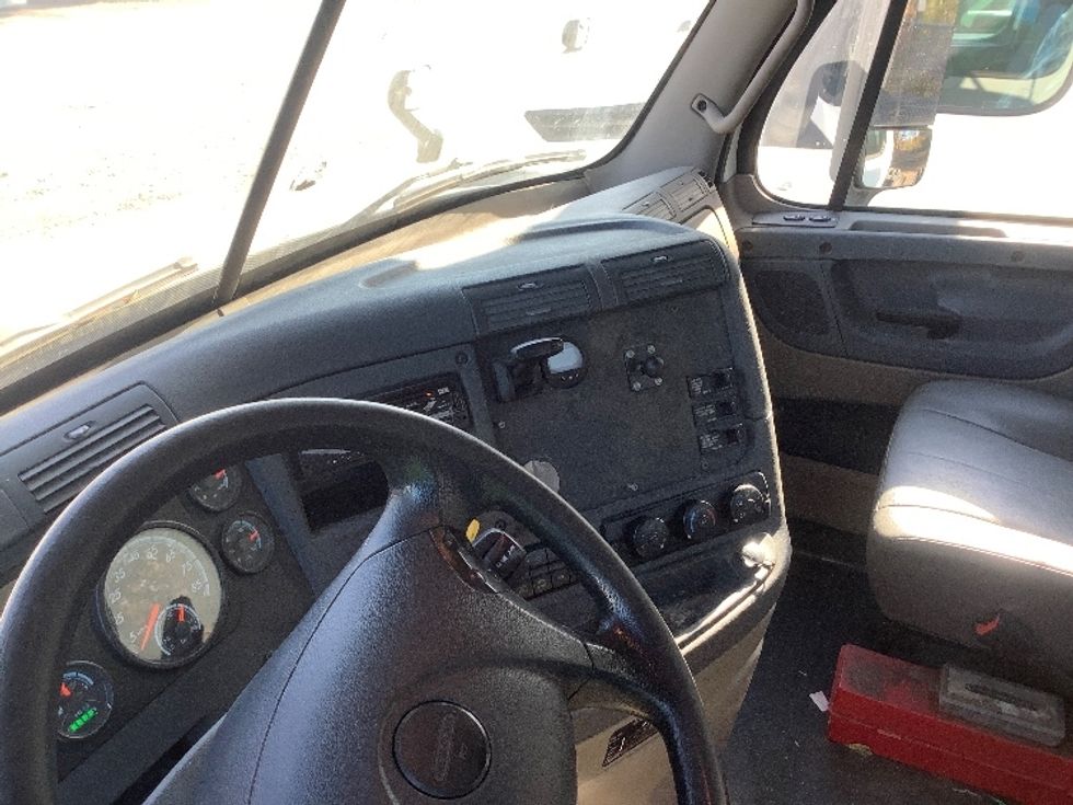 Day Cab Tractor-Heavy Duty Tractors-Freightliner-2018-Cascadia 12564ST-Reading-PA-364,880\n\t\tmiles-$ 44,500 - Image 10