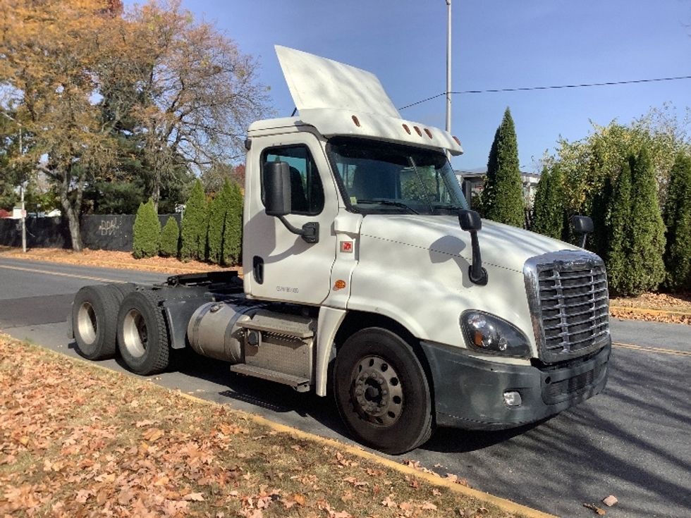 Day Cab Tractor-Heavy Duty Tractors-Freightliner-2018-Cascadia 12564ST-Reading-PA-371,977\n\t\tmiles-$ 44,000 - Image 1