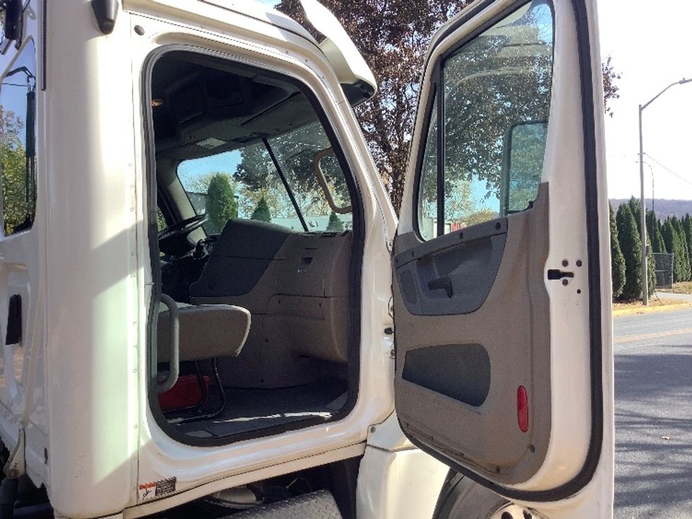 Day Cab Tractor-Heavy Duty Tractors-Freightliner-2018-Cascadia 12564ST-Reading-PA-371,977\n\t\tmiles-$ 44,000 - Image 12