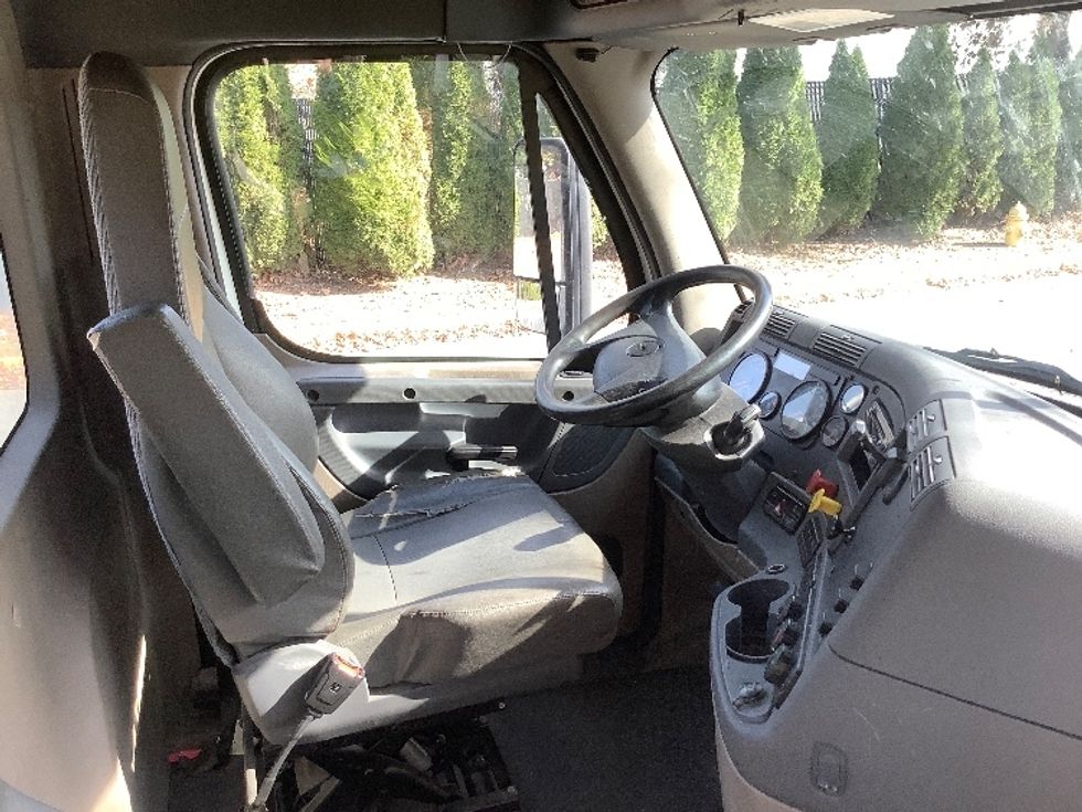 Day Cab Tractor-Heavy Duty Tractors-Freightliner-2018-Cascadia 12564ST-Reading-PA-371,977\n\t\tmiles-$ 44,000 - Image 14